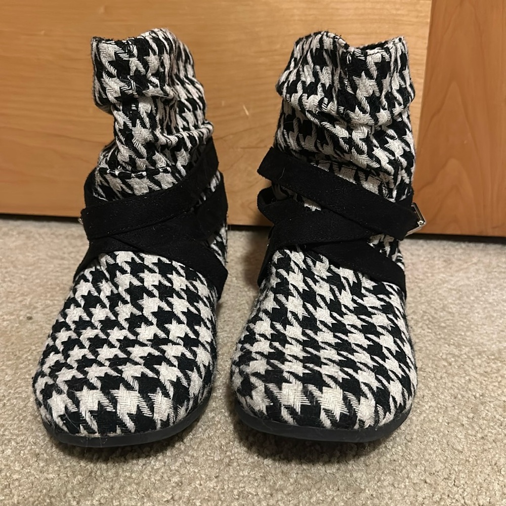 Size 11 houndstooth ankle boots